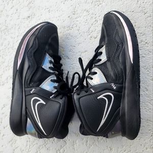 Nike Kyrie Infinity size 5 men's equivalent to size 6.5 in women's shoe
